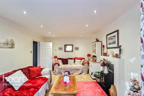 42 Rowan Grove, Aveley, South Ockendon, RM15 4SW