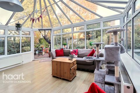 42 Rowan Grove, Aveley, South Ockendon, RM15 4SW