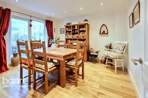 42 Rowan Grove, Aveley, South Ockendon, RM15 4SW