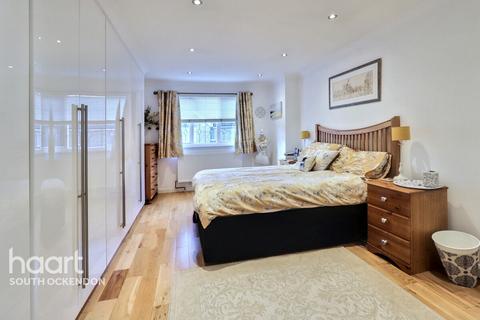 42 Rowan Grove, Aveley, South Ockendon, RM15 4SW