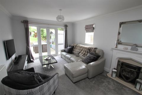 4 bedroom detached house to rent, Avenue Road, Benfleet, Essex