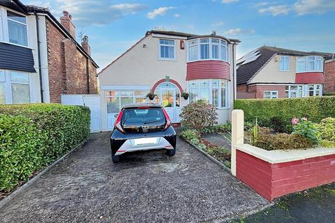 3 bedroom detached house for sale, Clough Avenue, Sale