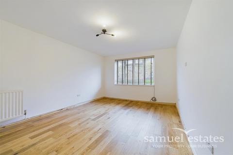 2 bedroom flat to rent, Hopton Road, London, SW16