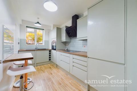 2 bedroom flat to rent, Hopton Road, London, SW16