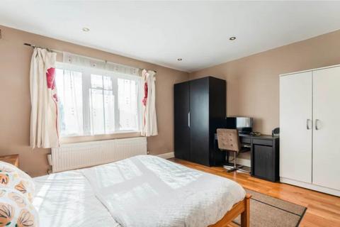 3 bedroom apartment to rent, Great West Road, Osterley