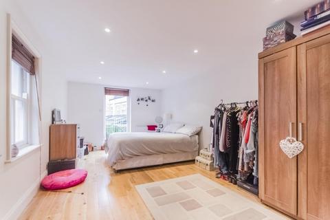 2 bedroom flat to rent, Rozel Road, SW4