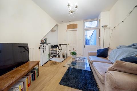 3 bedroom apartment to rent, Garratt Lane Earlsfield SW18