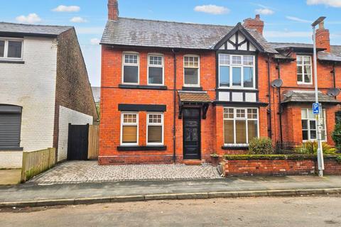 3 bedroom end of terrace house to rent, Brown Street, Hale