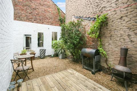 3 bedroom end of terrace house to rent, Brown Street, Hale