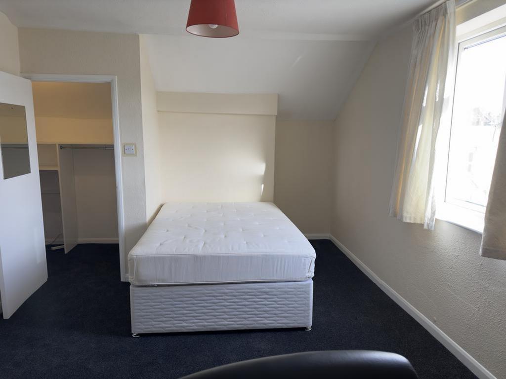 A bright and spacious double bedroom, perfect f...