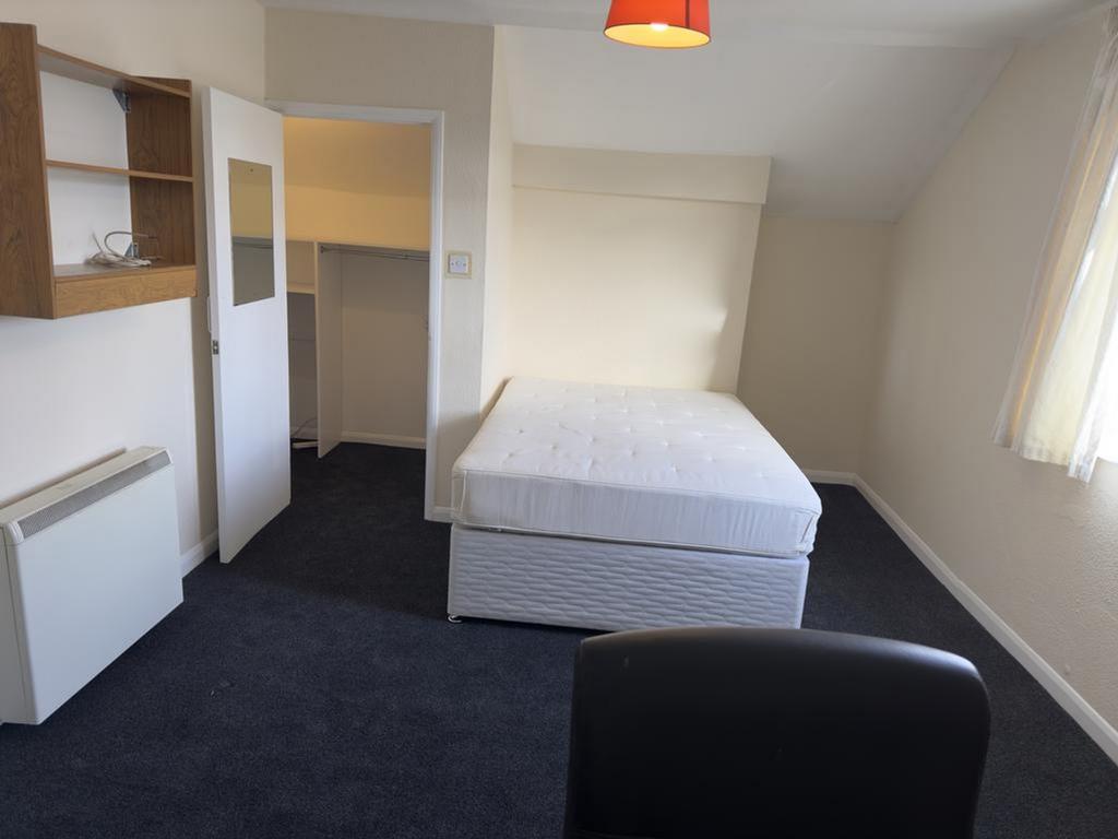 A spacious and tidy double bedroom, ideal for s...