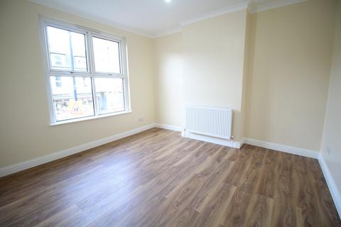 3 bedroom apartment to rent, Beulah Road, Thornton Heath, CR7