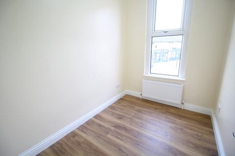 3 bedroom apartment to rent, Beulah Road, Thornton Heath, CR7