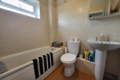 2 bedroom flat to rent, Gatcombe Drive, Bristol BS34