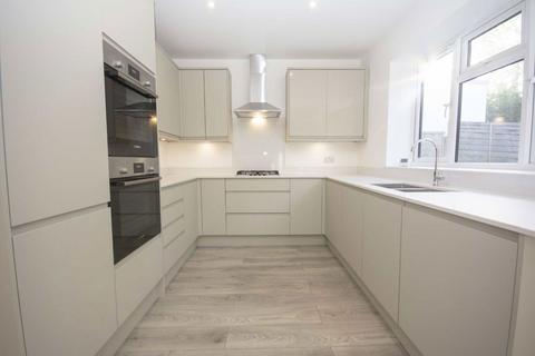 4 bedroom bungalow to rent, Robin Lane, London NW4