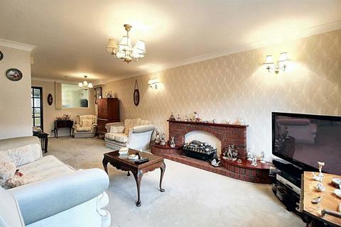 2 bedroom terraced house for sale, Westgate, Almondbury, Huddersfield, West Yorkshire, HD5 8XJ