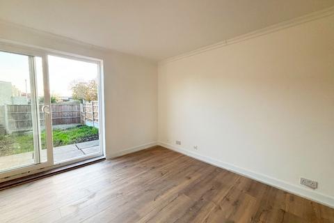 3 bedroom terraced house to rent, Harebell Way, Romford