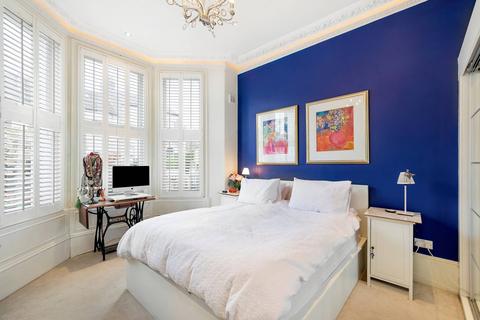 2 bedroom flat for sale, Broomwood Road, Between the Commons, London, SW11