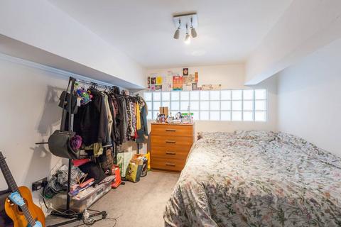 3 bedroom flat to rent, Este Road, Clapham Junction, London, SW11