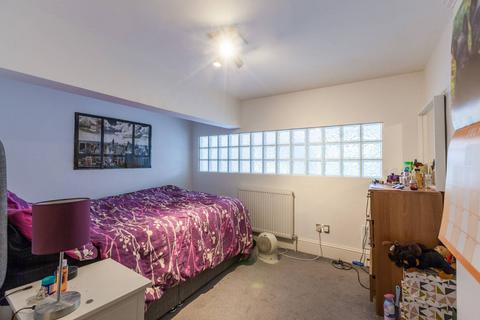 3 bedroom flat to rent, Este Road, Clapham Junction, London, SW11