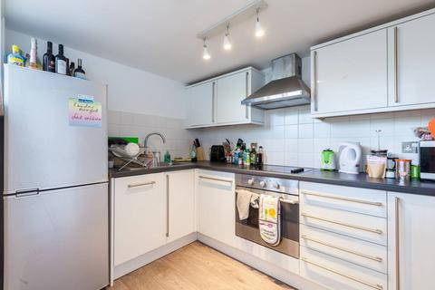 3 bedroom flat to rent, Este Road, Clapham Junction, London, SW11