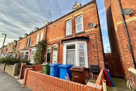 3 bedroom end of terrace house to rent, 3 Bed End-Terraced House, Oxford Street, Bridlington, YO16 4LB