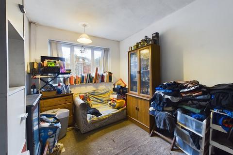 104 Greenview Drive, Northampton, NN2 7LQ