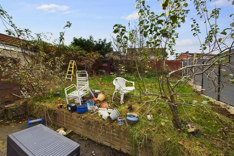 104 Greenview Drive, Northampton, NN2 7LQ