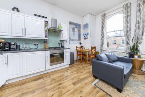 3 bedroom flat to rent, Finsbury Park Road, London N4