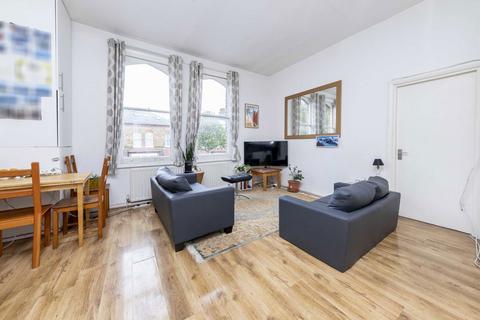 3 bedroom flat to rent, Finsbury Park Road, London N4