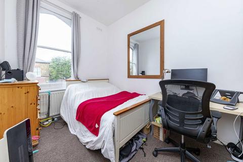 3 bedroom flat to rent, Finsbury Park Road, London N4