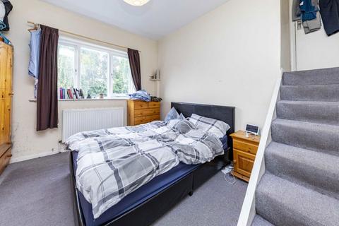 3 bedroom flat to rent, Finsbury Park Road, London N4