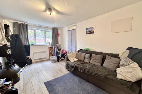 1 bedroom flat for sale, Trafalgar Way, Billericay, Essex, CM12 0UT