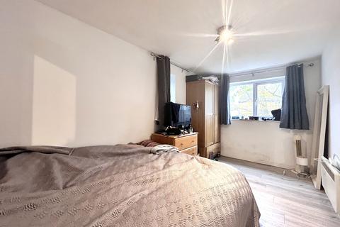 1 bedroom flat for sale, Trafalgar Way, Billericay, Essex, CM12 0UT