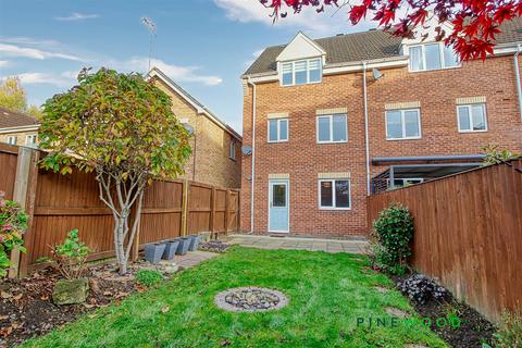 3 bedroom townhouse for sale, Foyers Way, Chesterfield S41