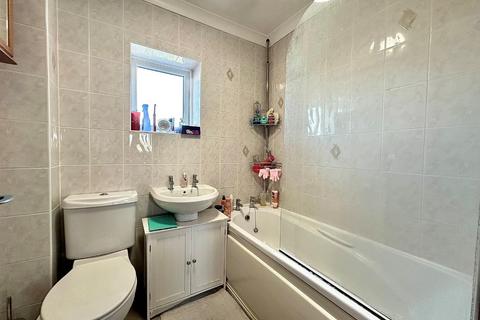 4 Hedge End, Northampton, NN4 0SW