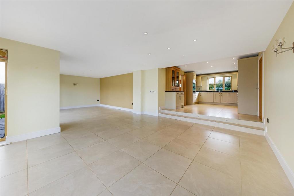 Kitchen dining area.jpg