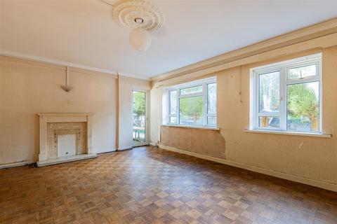 2 bedroom ground floor flat for sale, The Court, Newport Road, Cardiff CF24