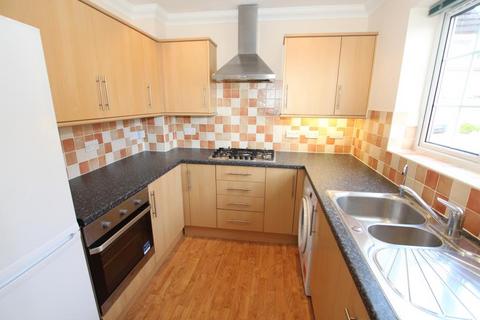 2 bedroom flat to rent, Highclere Road, Woking GU21