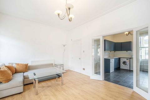 3 bedroom flat to rent, Rosebery Road, London SW2