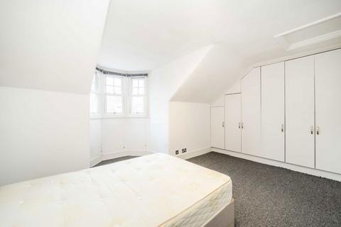 3 bedroom flat to rent, Rosebery Road, London SW2