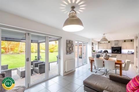 18 Kingdom Close, Scawthorpe, Doncaster, DN5 7UW