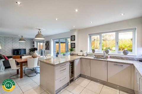 18 Kingdom Close, Scawthorpe, Doncaster, DN5 7UW