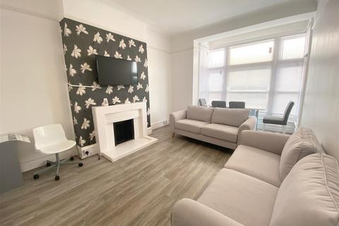 2 bedroom flat to rent, South Street, Eastbourne