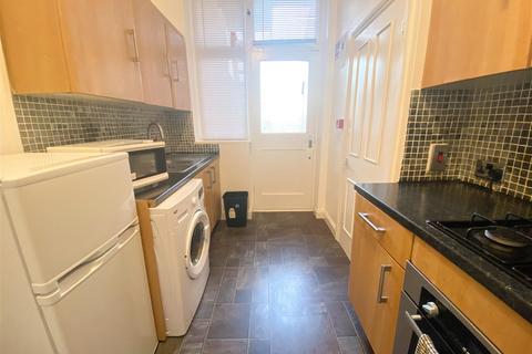 2 bedroom flat to rent, South Street, Eastbourne