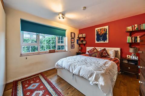 2 bedroom maisonette for sale, Parish Lane, London