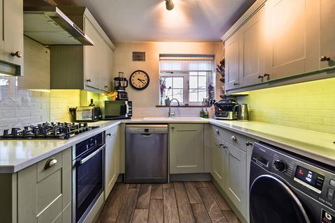 2 bedroom maisonette for sale, Parish Lane, London