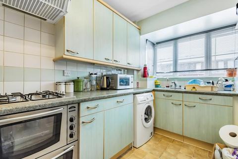 2 bedroom house to rent, East Road London SW19