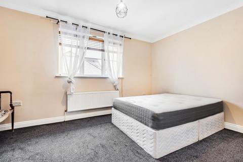 2 bedroom house to rent, East Road London SW19