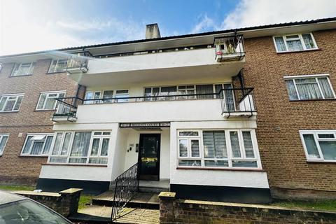 2 bedroom flat to rent, Regents Court, Stonegrove, Edgware, HA8 8AD